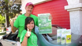 Команды добровольцев запасаются экземплярами «Дороги к счастью» и отправляются на улицу — раздавать брошюры местным жителям.